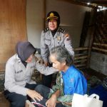 Polwan Polres Wonogiri Bantu Lansia Penyandang Disabilitas