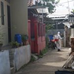(Video) Satgas Amannusa – II Covid-19 Pasukan gegana melaksanakan disinfektan di kec. sawangan depok